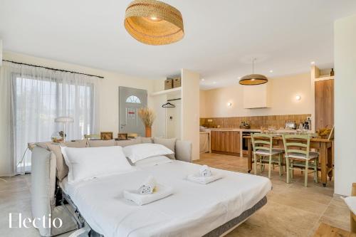 Postel nebo postele na pokoji v ubytování Villa Oliveda - Piscine & Salon Cinéma