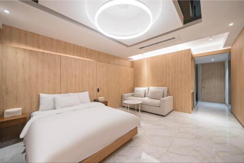 Postel nebo postele na pokoji v ubytování BrownDot Hotel Bong-Duk