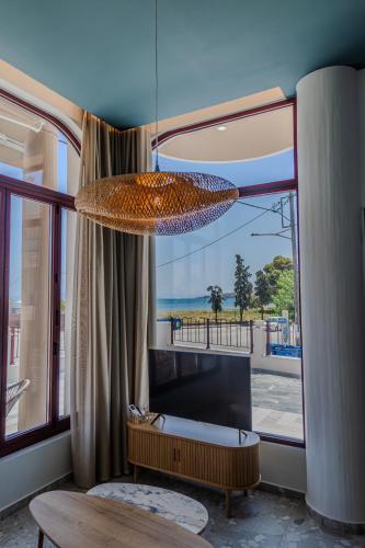 Χώρος καθιστικού στο Sunny Nest with a sea view by Salt Apartments