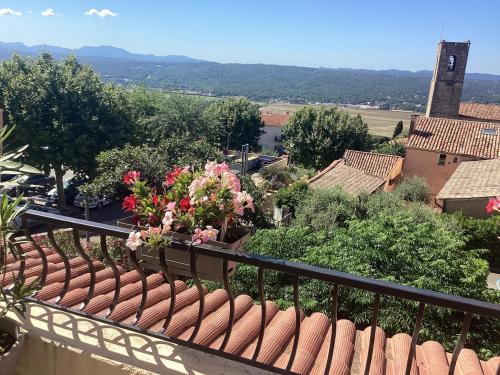 a balcony with flowers in a flower pot on it at Hauts de st pierre 3 chambres belle terrasse climatisation in Fayence