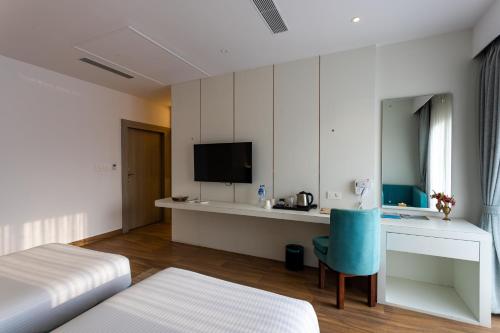 เตียงในห้องที่ Mount Kailash Resort