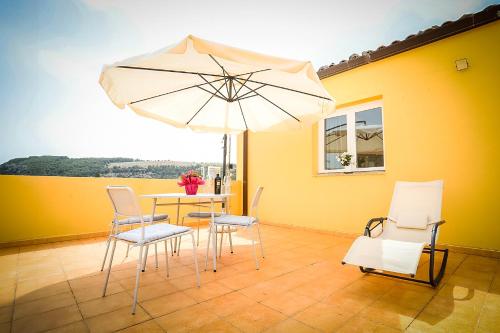 Un balcón o terraza en Ibla for Family and Friends