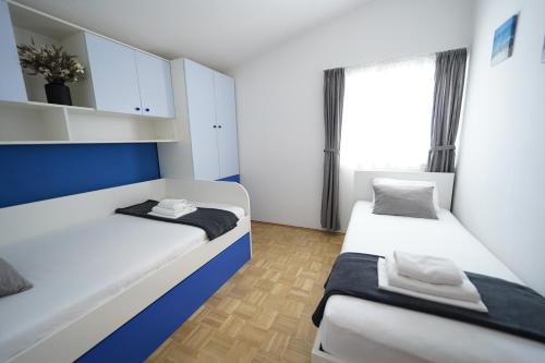 Кровать или кровати в номере Apartments Loncar-near Zrće beach