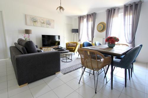 un salon avec un canapé et une table dans l'établissement NOVA3 Apartment 8 ppl with garden near Disney, à Serris