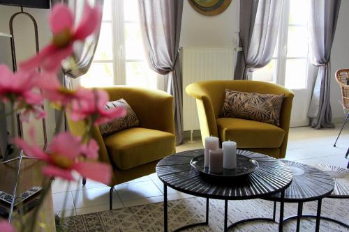 un salon avec deux chaises et une table dans l'établissement NOVA3 Apartment 8 ppl with garden near Disney, à Serris