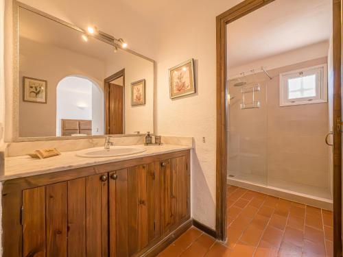 Ένα μπάνιο στο Bini Belin