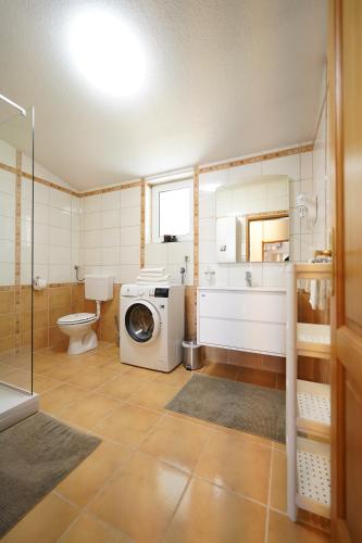 Ванная комната в Apartments Loncar-near Zrće beach