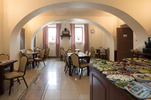 a restaurant with a buffet of food on a table at HOTEL I RESTAURACJA BROCHÓW in Wrocław