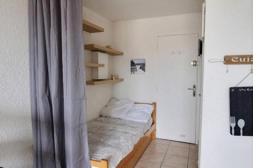 Cette petite chambre comprend un petit lit. dans l'établissement Studio MIMIZAN à 150m plage place du marché mimizan, à Mimizan