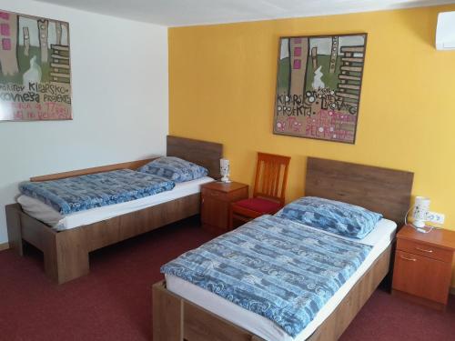 Postel nebo postele na pokoji v ubytování Hotel Pri Belokranjcu