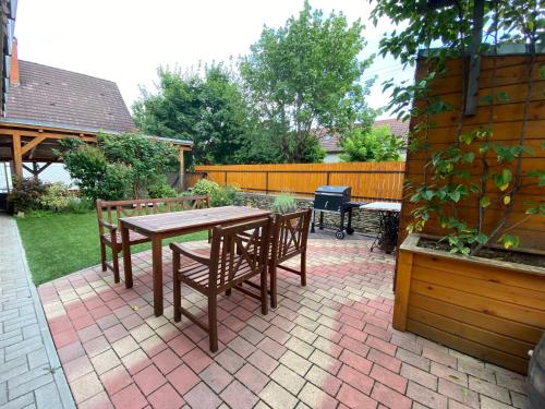Taman di luar Erkel 19 Apartmanház