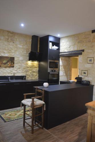 - une cuisine avec une grande île dans une chambre dans l'établissement Maison Lambert, à Domme