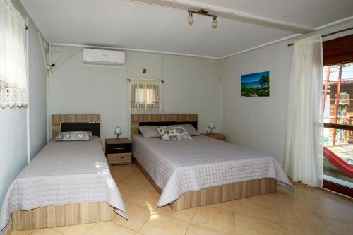 Postel nebo postele na pokoji v ubytování Daphnes Houses