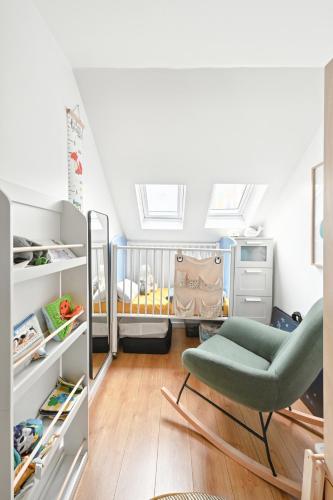 Cette petite chambre comprend un lit et une chaise. dans l'établissement Veeve - Charismatic Living, à Paris
