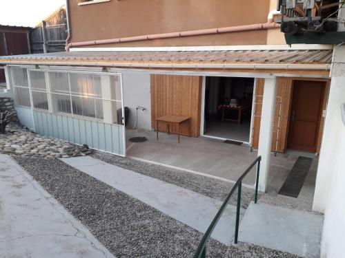 une vue extérieure d'une maison avec un patio dans l'établissement Gite d'étape en campagne, à La Baume-dʼHostun