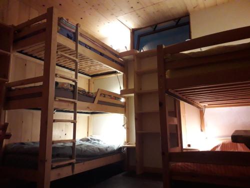 une chambre avec trois lits superposés dans une cabine dans l'établissement Gite d'étape en campagne, à La Baume-dʼHostun