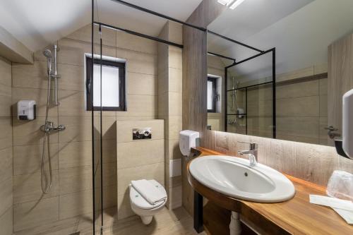 Ванная комната в Eden Grand Resort