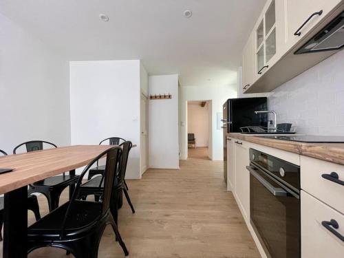 une cuisine avec une table et quelques chaises dans l'établissement La Tour de Guet, à Carcassonne