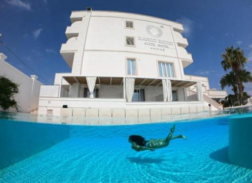 Der Swimmingpool an oder in der Nähe von Bianco Riccio Suite Hotel