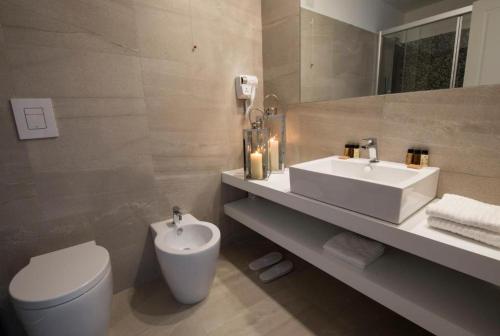Ein Badezimmer in der Unterkunft Bianco Riccio Suite Hotel