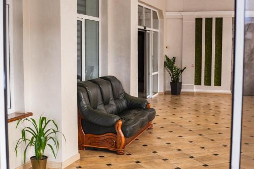 a leather reclining chair sitting in a room at LidoLux in Bălţi