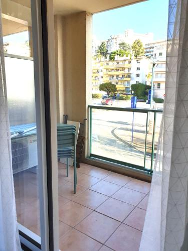 Cette chambre dispose d'un balcon offrant une vue sur la rue. dans l'établissement Confort, à Menton