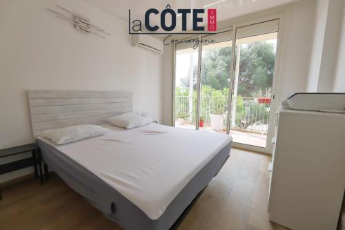 un lit dans une chambre avec un panneau de café au-dessus dans l'établissement Appart Juliette, à Carry-le-Rouet