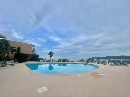 une grande piscine au sommet d'un immeuble dans l'établissement Grand-Duc Résidence avec piscine - 2 pièces, à Mandelieu-la-Napoule