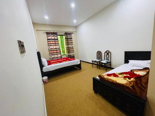 Ein Bett oder Betten in einem Zimmer der Unterkunft The Abbott Crown Hotel Rajwal
