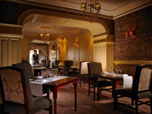 Buswells Hotel Image