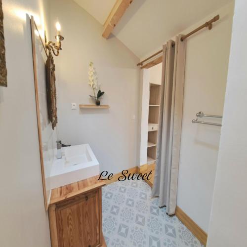 une salle de bain avec un lavabo et un miroir dans l'établissement La Maison du Canal - Homps - Le Sweet, à Homps