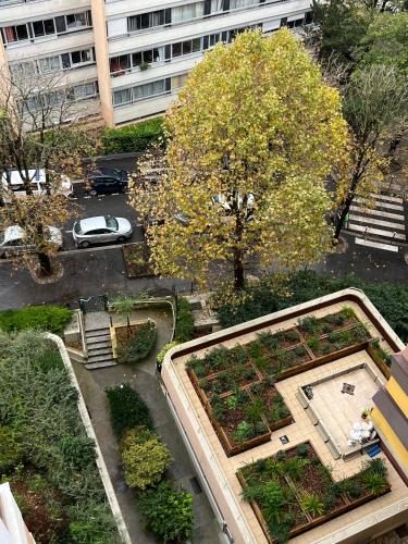 une vue aérienne d'un jardin dans une ville dans l'établissement Appartement lumineux 46m2 20e, à Paris