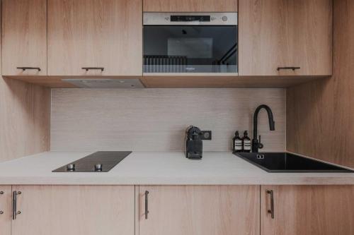 une cuisine avec un évier et un micro-ondes dans l'établissement Charming and intimate apartment - 2BR-3P - Louvre, à Paris