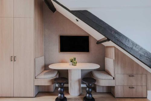 une salle à manger avec une table et une télévision dans l'établissement Charming and intimate apartment - 2BR-3P - Louvre, à Paris