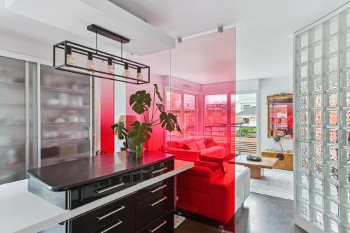 - un salon doté d'un mobilier rouge et d'un canapé rouge dans l'établissement Appartement proche de la Tour Eiffel, à Paris