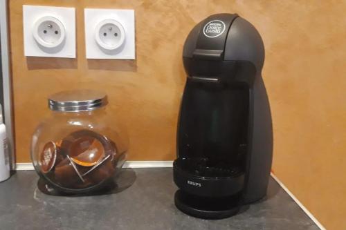 une cafetière assise sur un comptoir à côté d'un pot en verre dans l'établissement Charmant studio à Baixas de 30 m² avec Jacuzzi, à Baixas