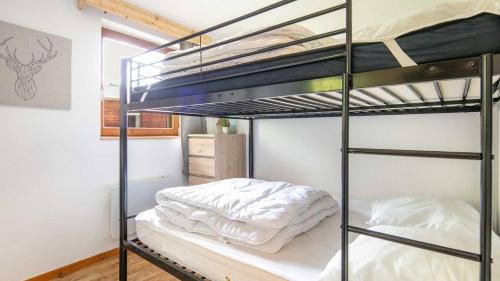 une chambre avec deux lits superposés dans une pièce dans l'établissement V DU BACHAT - MELEZES C23 - Studio 5 pers, à Chamrousse