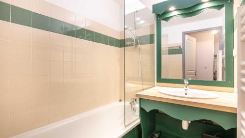 une salle de bain avec un lavabo et une douche dans l'établissement V DU BACHAT - MELEZES C23 - Studio 5 pers, à Chamrousse