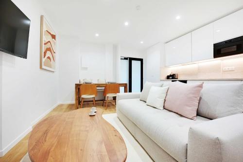 un salon avec un canapé blanc et une table dans l'établissement Authentic apartment - 1BR-4P - Centre Pompidou, à Paris