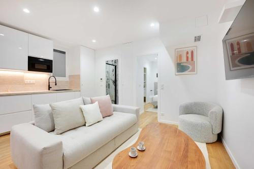 - un salon avec un canapé blanc et une chaise dans l'établissement Authentic apartment - 1BR-4P - Centre Pompidou, à Paris