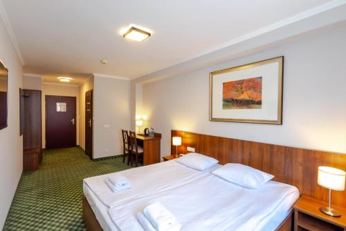 Letto o letti in una camera di Hit Hotel