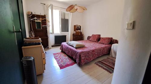 une petite chambre avec un lit et une fenêtre dans l'établissement Chez Annie chambre d'hôte, à Sète