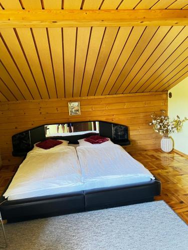 Posteľ alebo postele v izbe v ubytovaní Apartamenty pokoje INA