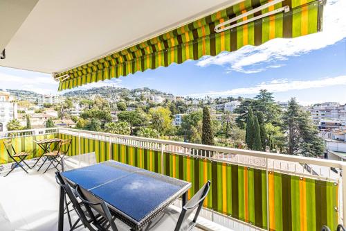 un patio avec une table et des chaises sur un balcon dans l'établissement Elegance and serenity with terrace, view & A-C, à Cannes