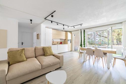 un salon avec un canapé et une table dans l'établissement Comfort and serenity with A-C, Parking and Balcony, à Cannes
