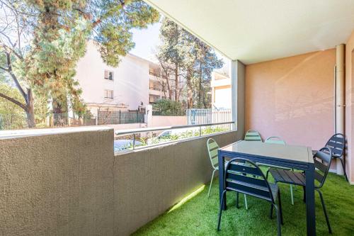 un patio avec une table et des chaises sur un balcon dans l'établissement Comfort and serenity with A-C, Parking and Balcony, à Cannes