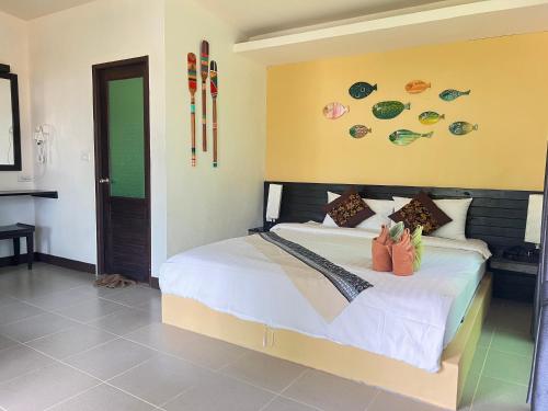 Postel nebo postele na pokoji v ubytování Coco Lanta Resort - SHA Extra Plus