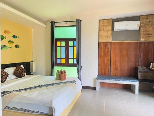 Postel nebo postele na pokoji v ubytování Coco Lanta Resort - SHA Extra Plus