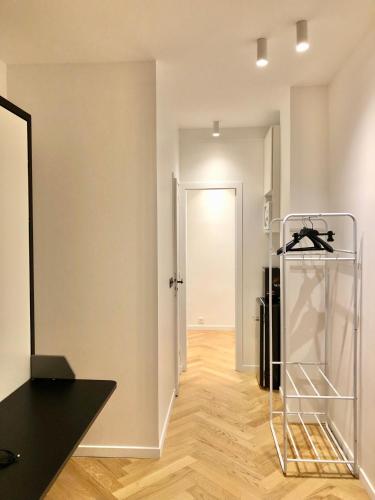 Cette chambre dispose d'un couloir avec une porte et une étagère. dans l'établissement Studio confort et design Etoile-Neuilly-La Défense, à Neuilly-sur-Seine