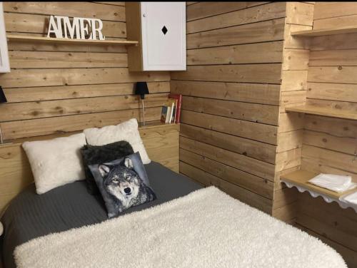 - une chambre avec un oreiller en loup sur un lit dans l'établissement Superbe Appart 4 Pers Saint Lary, à Saint-Lary-Soulan